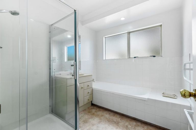 Photo of property in 35e Edmonton Road, Henderson, Auckland, 0612