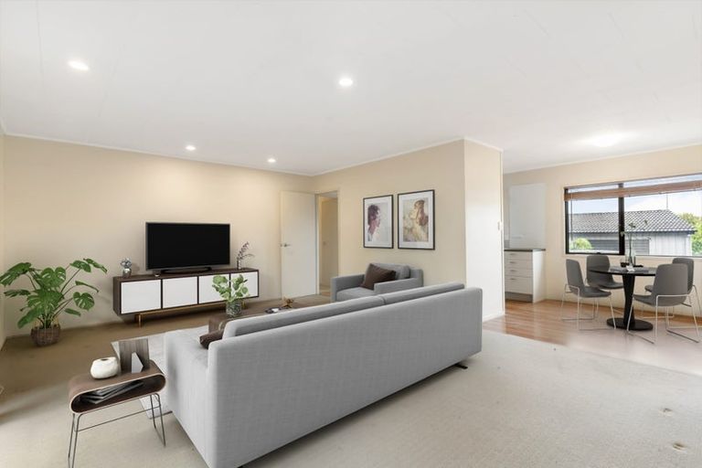 Photo of property in 32 Aviemore Drive, Highland Park, Auckland, 2010