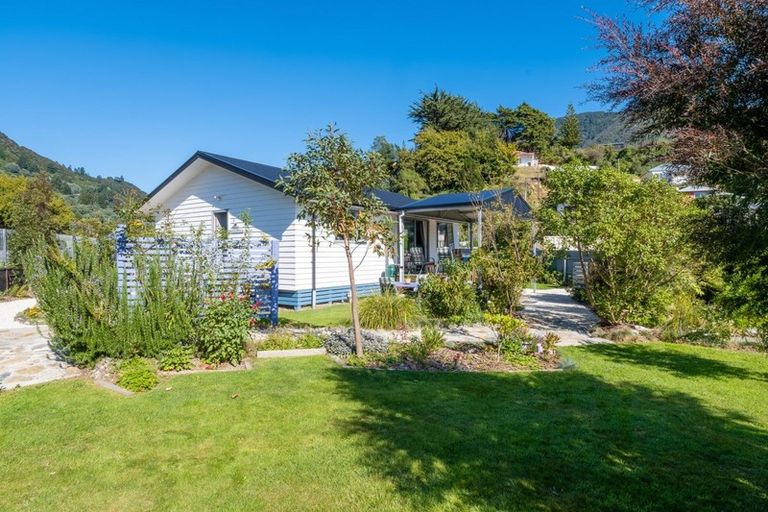 Photo of property in 33 Wairau Road, Picton, 7220