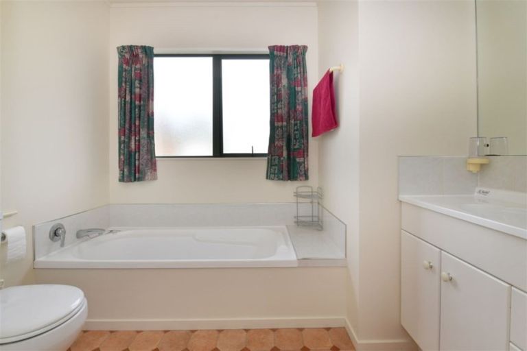 Photo of property in 2/12 Sundown Avenue, Manly, Whangaparaoa, 0930