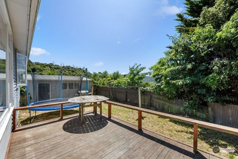 Photo of property in 15 Davis Grove, Wainuiomata, Lower Hutt, 5014