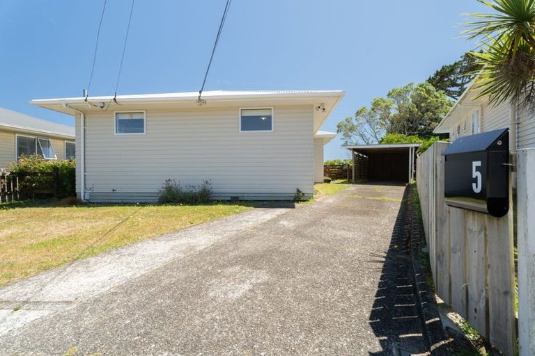 Photo of property in 5 Kenmore Street, Newlands, Wellington, 6037