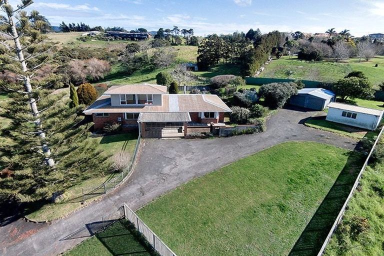 Photo of property in 16 Babich Road, Henderson Valley, Auckland, 0614