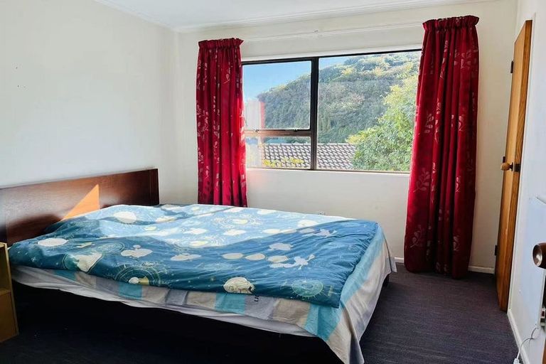 Photo of property in 6 Ruth Grove, Karori, Wellington, 6012