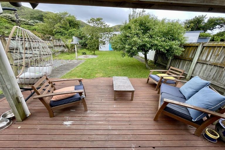 Photo of property in 2 Te Pari Pari Road, Pukerua Bay, 5026