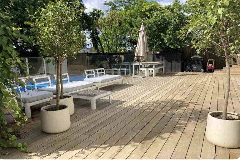 Photo of property in 24 Otakau Road, Milford, Auckland, 0620