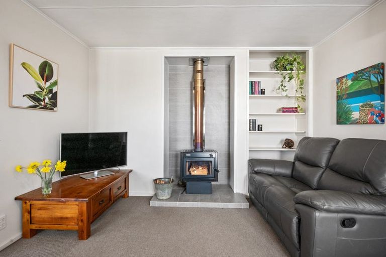 Photo of property in 2/11 Parakai Avenue, Parakai, 0830