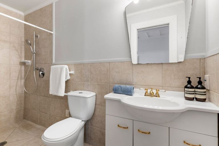 Photo of property in 8 Tiri Road, Milford, Auckland, 0620