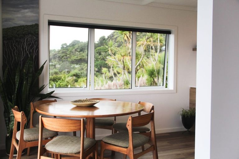 Photo of property in 15 Piha Road, Piha, New Lynn, 0772