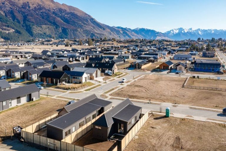 Photo of property in 95 Burdon Loop, Lake Hawea, 9382