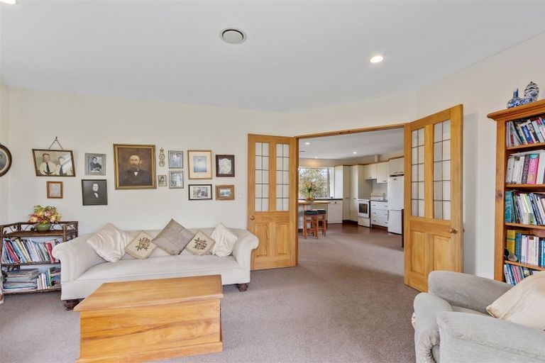 Photo of property in 33 Farnswood Place, Redwood, Christchurch, 8051