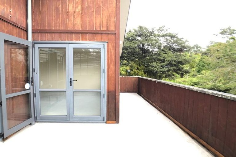 Photo of property in 12 Springwater Vale, Unsworth Heights, Auckland, 0632