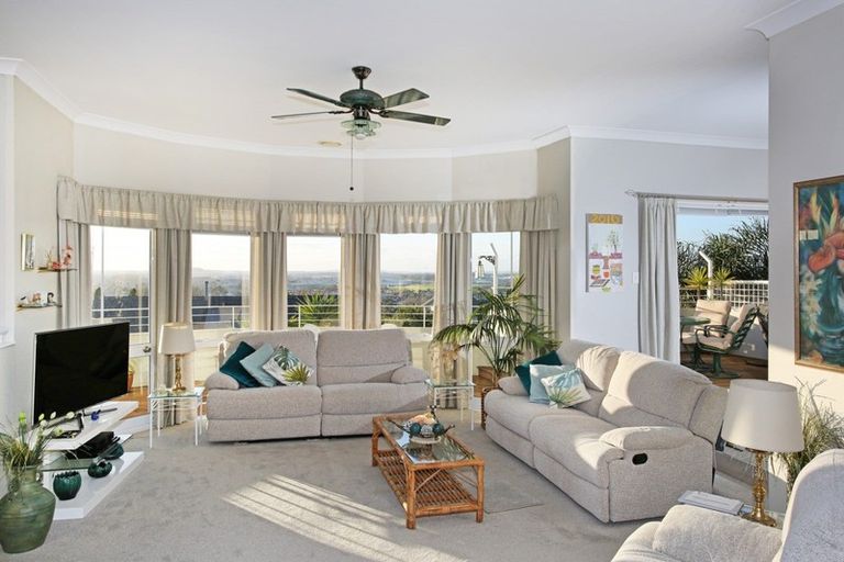 Photo of property in 17 Santa Monica Place, Goodwood Heights, Auckland, 2105