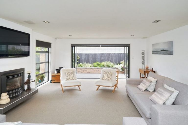 Photo of property in 43 Westpark Drive, Burnside, Christchurch, 8053