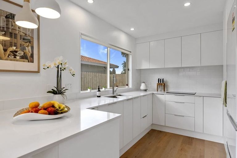 Photo of property in 2/1 Mossop Rise, Glenfield, Auckland, 0629