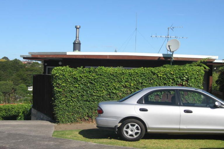 Photo of property in 1/5 Havana Place, Glenfield, Auckland, 0629