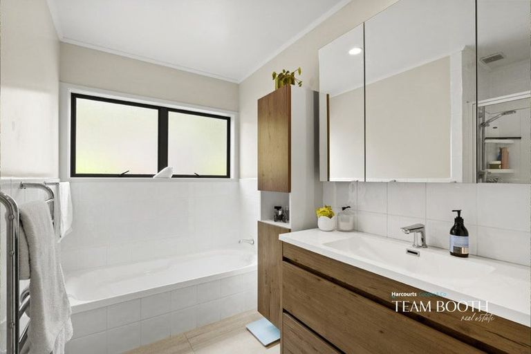 Photo of property in 126 Lynn Road, Bayview, Auckland, 0629