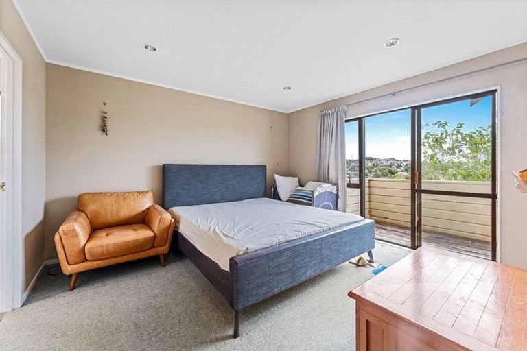 Photo of property in 2/12 Helicon Place, Totara Vale, Auckland, 0629