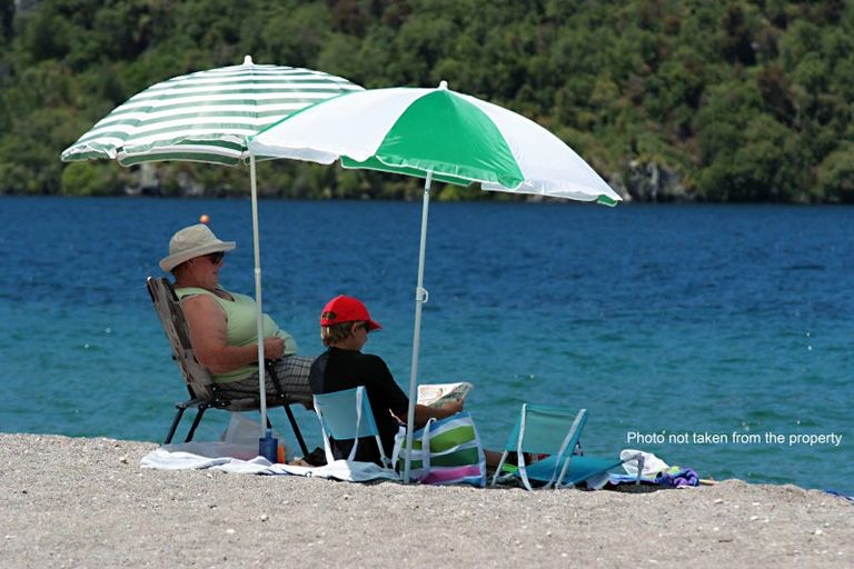 Photo of property in 2 Lakemere Way, Kinloch, Taupo, 3377