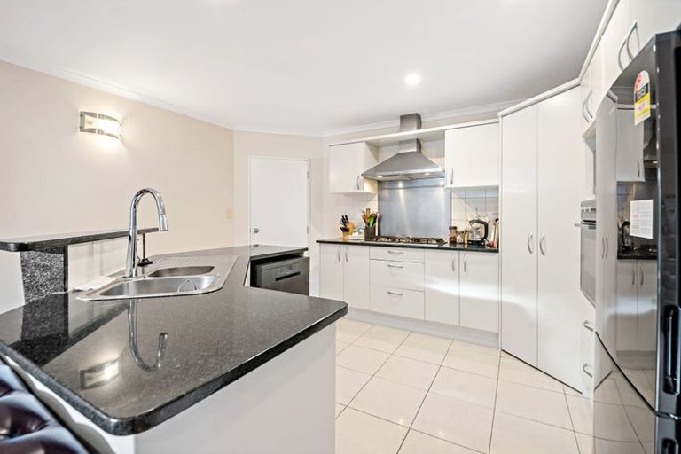 Photo of property in 11 Walter Haddrell Crescent, Flat Bush, Auckland, 2016