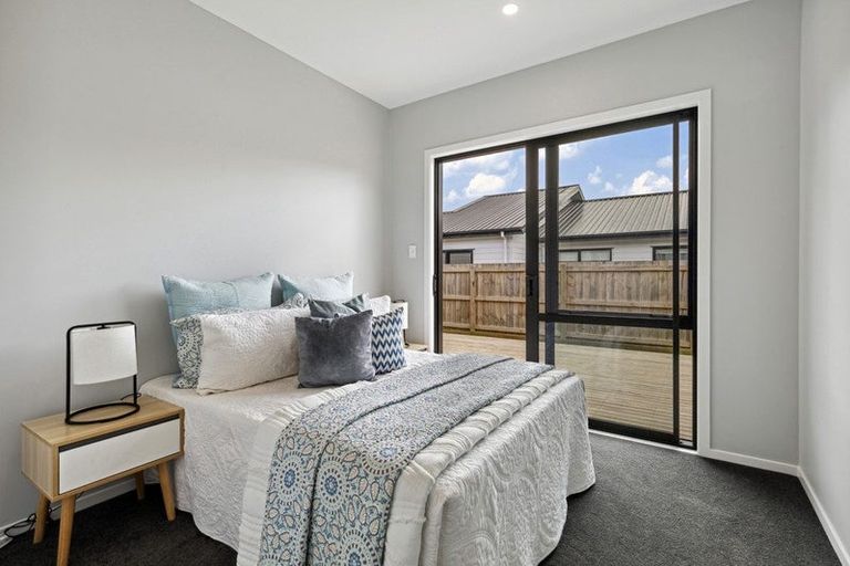 Photo of property in 11 Mcindoe Road, Kumeu, 0810