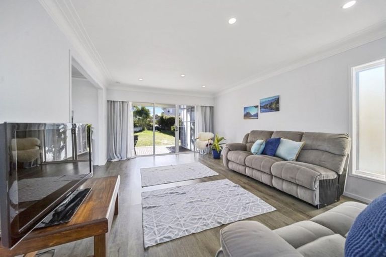 Photo of property in 141 Gossamer Drive, Pakuranga Heights, Auckland, 2010