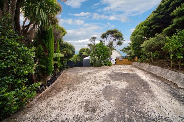 Photo of property in 92 Piha Road, Piha, 0772