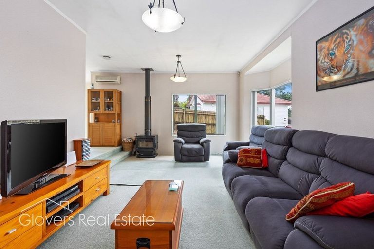 Photo of property in 14 Stockton Place, Glendene, Auckland, 0602