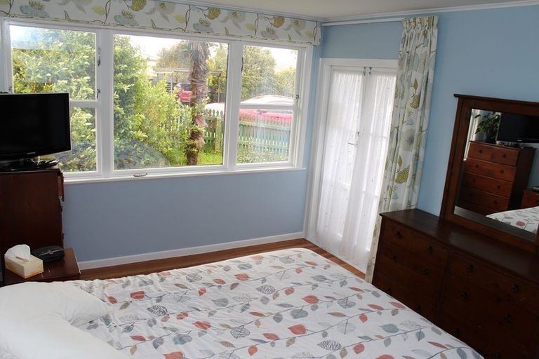 Photo of property in 6 Warren Street, Paparangi, Wellington, 6037