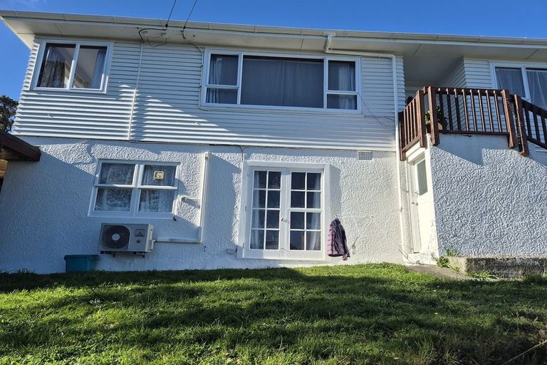 Photo of property in 11 Miles Crescent, Newlands, Wellington, 6037