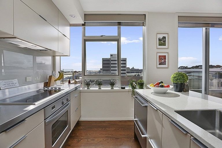 Photo of property in 22 Liardet Apartments, 402/22 Liardet Street, New Plymouth, 4310