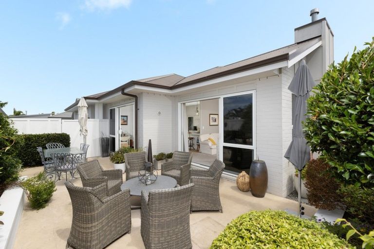 Photo of property in 33 Cassinia Close, Papamoa Beach, Papamoa, 3118