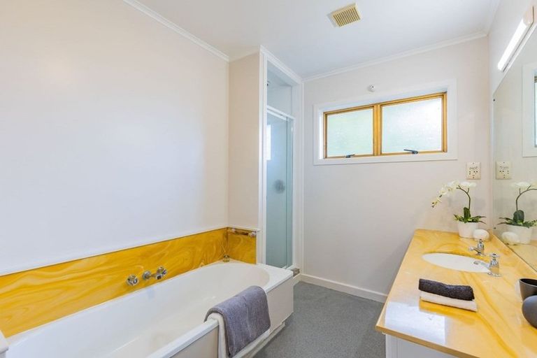 Photo of property in 254a East Coast Road, Forrest Hill, Auckland, 0620