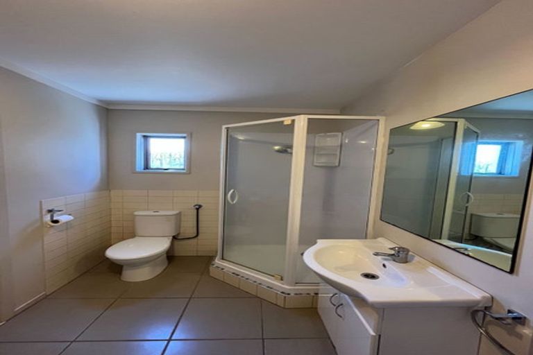 Photo of property in 2/23 Sunnyfield Crescent, Glenfield, Auckland, 0629