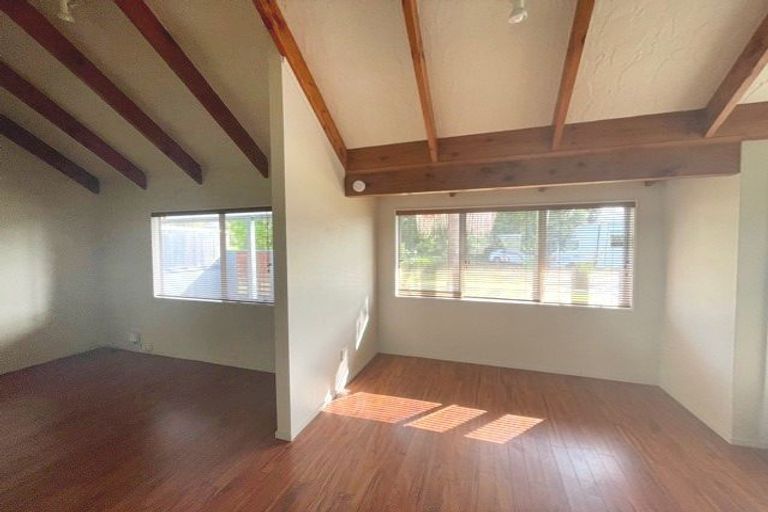 Photo of property in 1 Gosford Drive, Botany Downs, Auckland, 2010