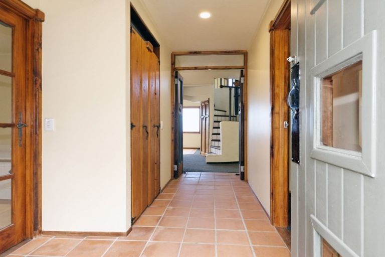 Photo of property in 92 Piha Road, Piha, 0772