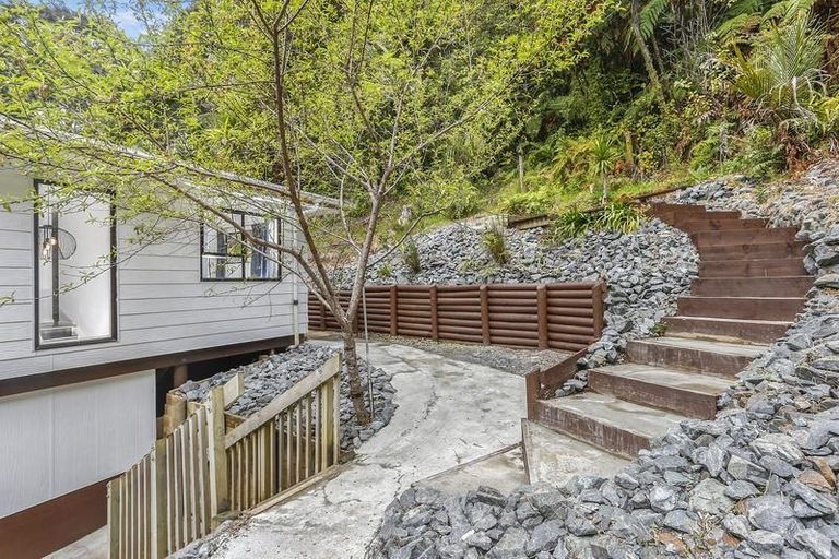Photo of property in 406 Scenic Drive, Waiatarua, Auckland, 0612
