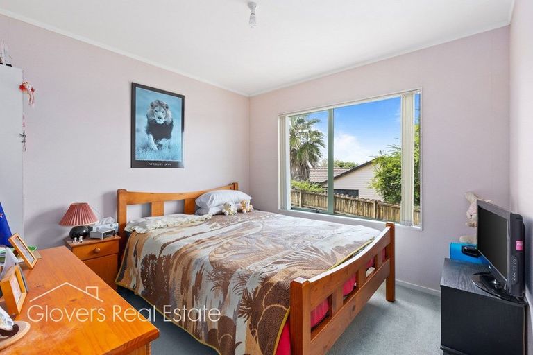 Photo of property in 14 Stockton Place, Glendene, Auckland, 0602