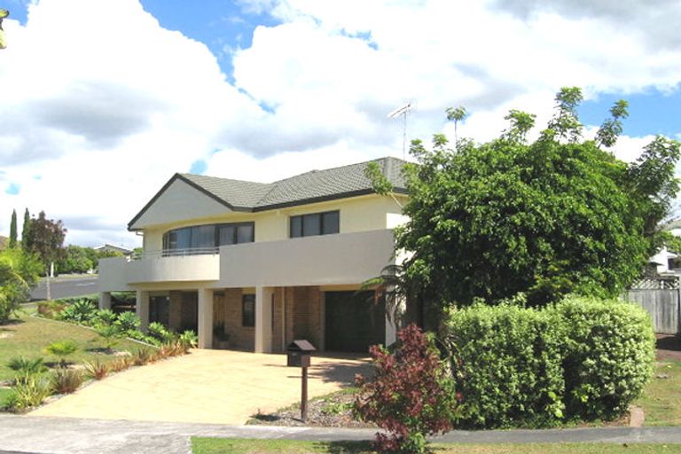 Photo of property in 43 Whiting Grove, West Harbour, Auckland, 0618