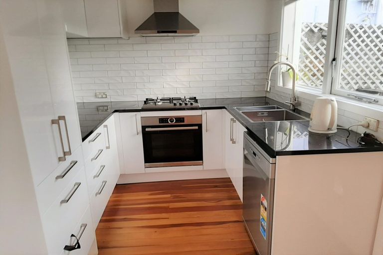 Photo of property in 142 The Ridgeway, Mornington, Wellington, 6021