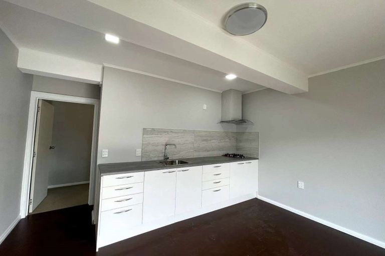 Photo of property in 21 Queen Mary Avenue, New Lynn, Auckland, 0600