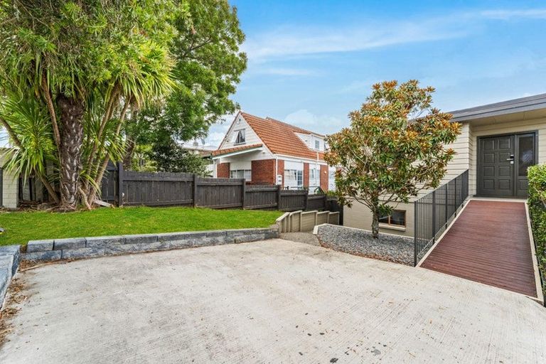 Photo of property in 152 Luckens Road, West Harbour, Auckland, 0618