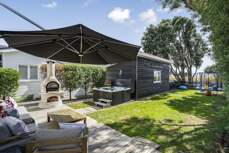 Photo of property in 25 Marine Parade, Eastbourne, Lower Hutt, 5013