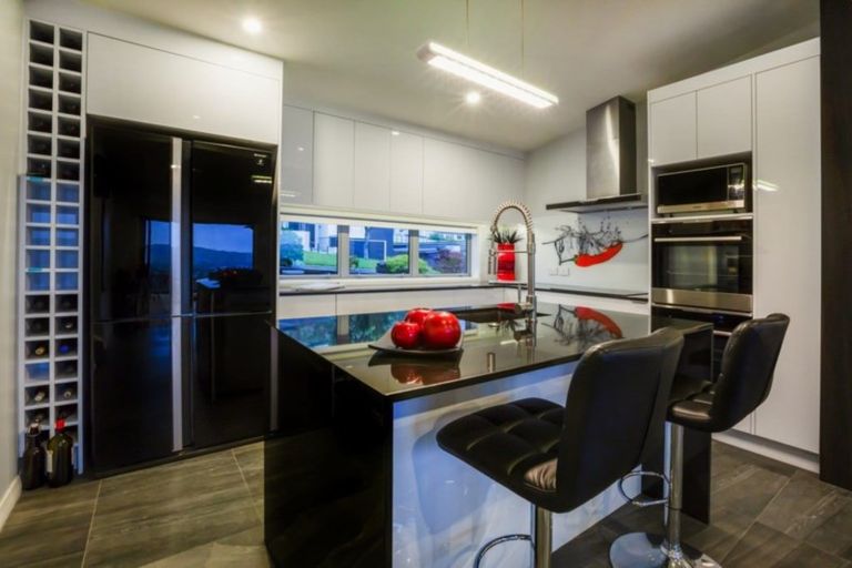 Photo of property in 2 Madeira Close, Whitby, Porirua, 5024