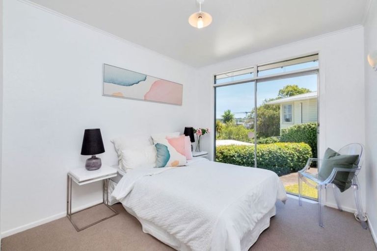 Photo of property in 66 Bond Crescent, Forrest Hill, Auckland, 0620