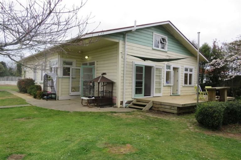 Photo of property in 23 Queenwood Road, Levin, 5510