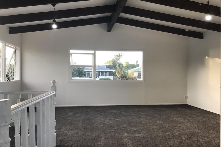 Photo of property in 2/52 College Road, Northcote, Auckland, 0627