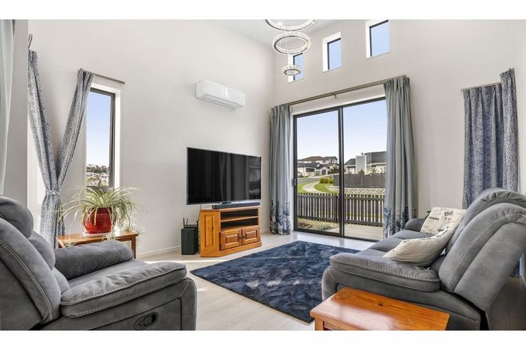 Photo of property in 33 Takurua Terrace, Orewa, 0931