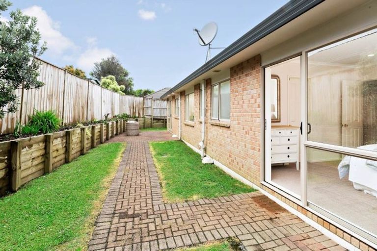 Photo of property in 10 Attymon Lane, East Tamaki, Auckland, 2016