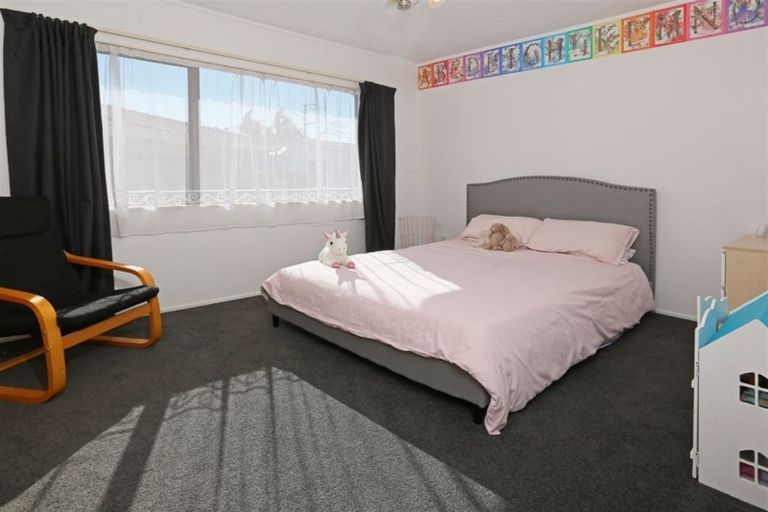 Photo of property in 3/98 Roberts Road, Te Atatu South, Auckland, 0610